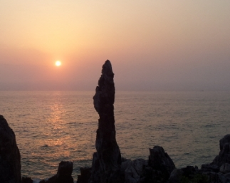 촛대바위와-태양