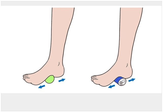 공으로 발바닥 마사지 하는 그림