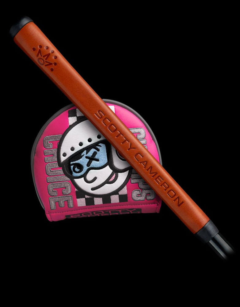Scotty Cameron의 갈색 가죽 그립과 핑크색 챔프스 초이스 서클 T 퍼터 커버, 익살스러운 그래픽 디자인이 특징