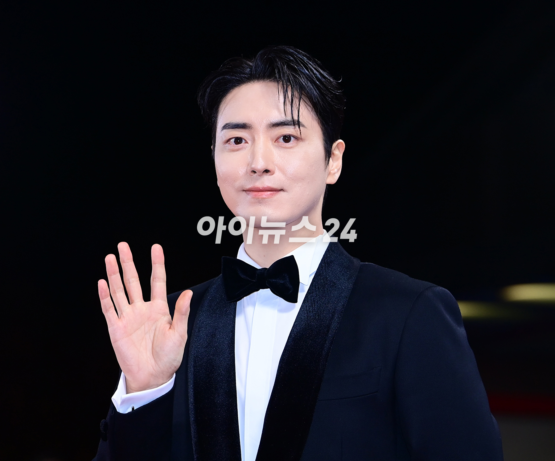 배우 이준혁이 24일 오후 서울 영등포구 여의도 KBS홀에서 진행된 제44회 청룡영화상 레드카펫 행사에 참석하고 있다. [사진=정소희 기자]