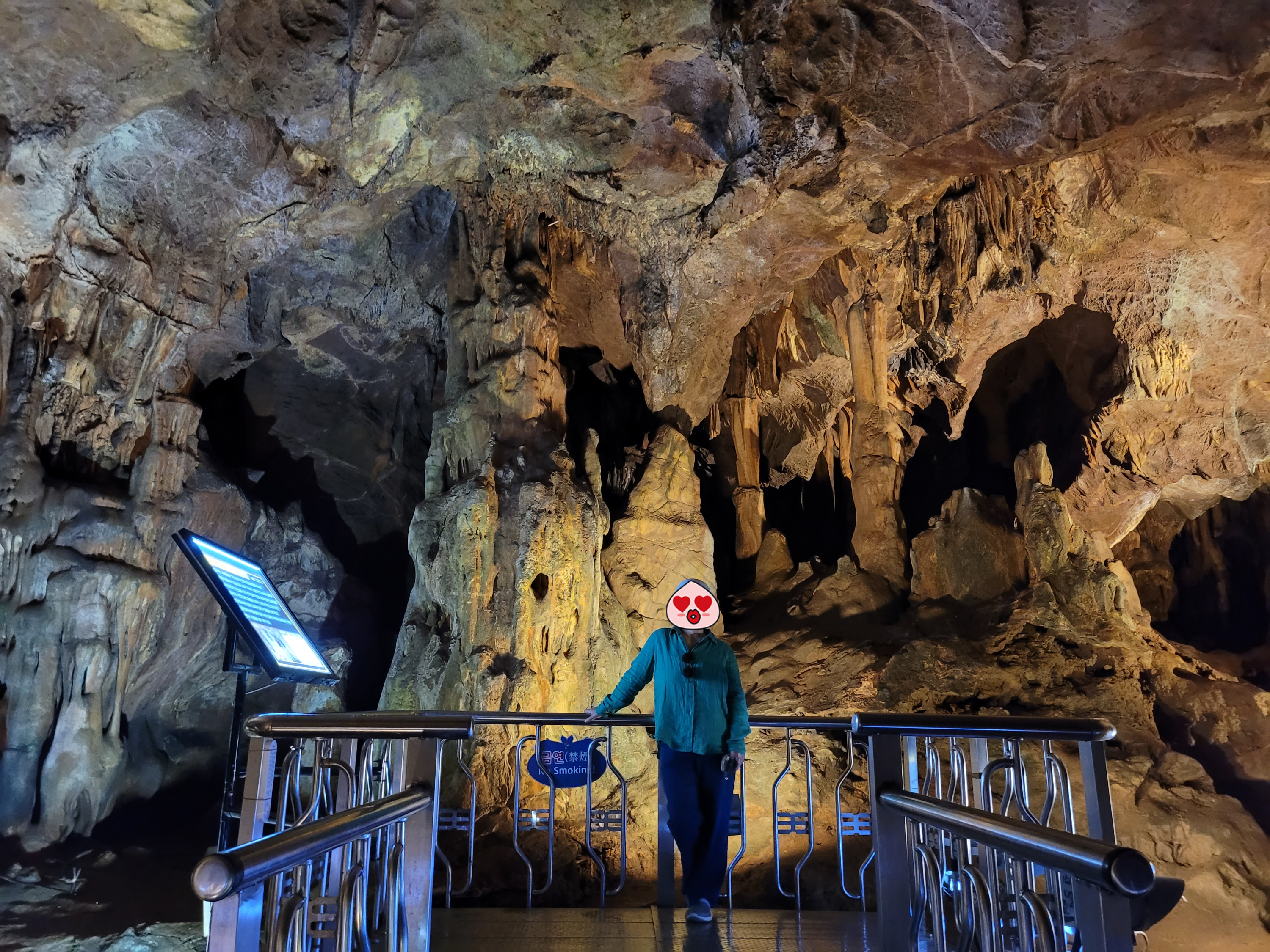 이미지-alt-태그-신비로운 성류굴 내부