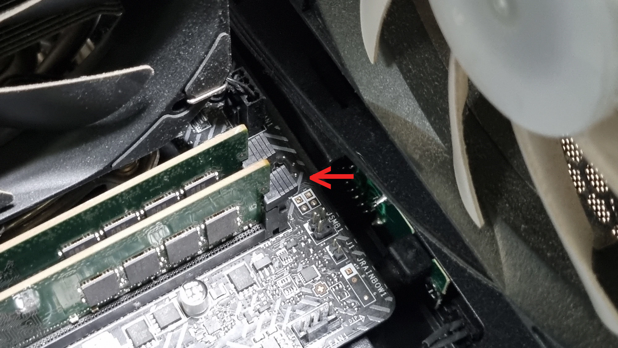 램 고정 장치 위치