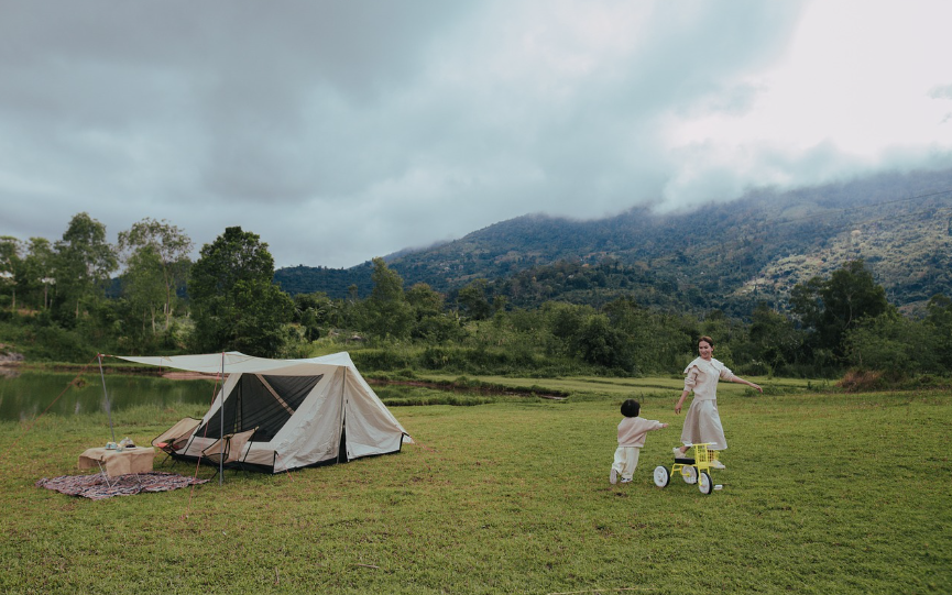 텐트 잔디위 엄마와 아기