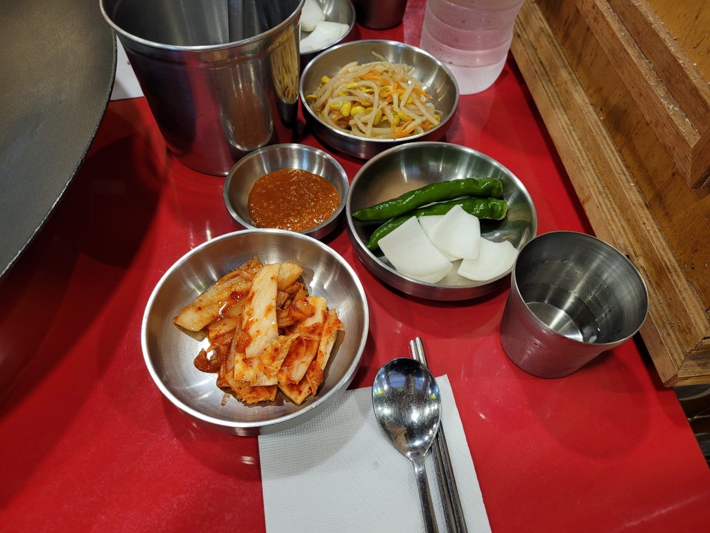 강남닭한상 기본 반찬 구성