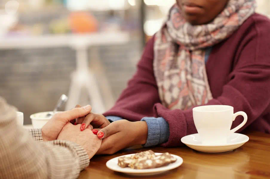 긴급복지 생계지원금 대상을 상담해주는 모습2