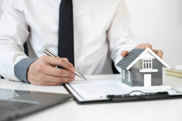 집을 보고 계약서를 적고있는 모습