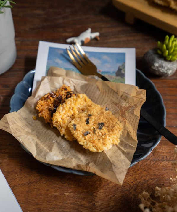 서툰식탁에서 인내의 시간으로 빚어낸 고소한 누룽지의 황금빛 단면