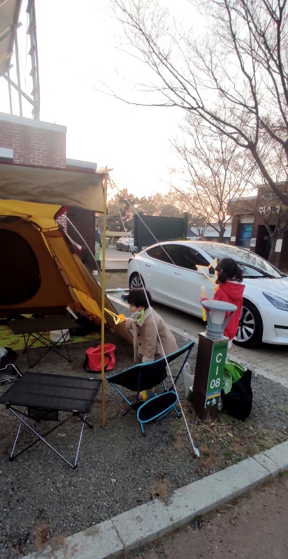 겨울잠바를 입고 비누방울 놀이를 하는 쿠앙이 쿠웅이