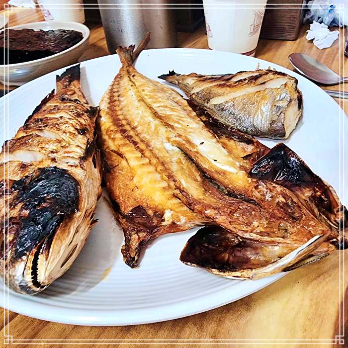 생방송 오늘저녁 남해 상주 은모래비치 아침식사 가능, 모듬 생선구이, 멸치쌈밥 맛집