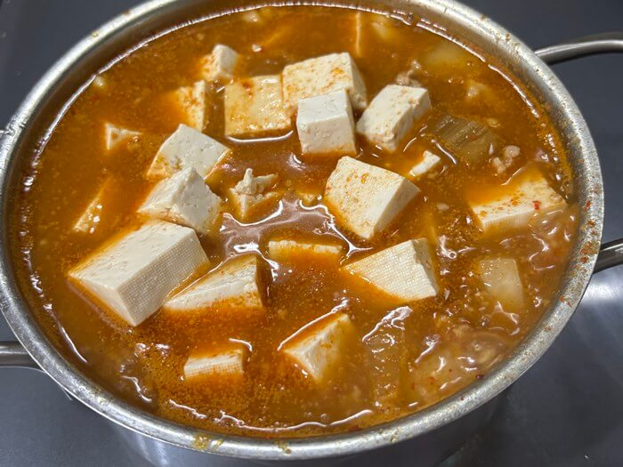 청국장찌개에 두부 넣은 사진