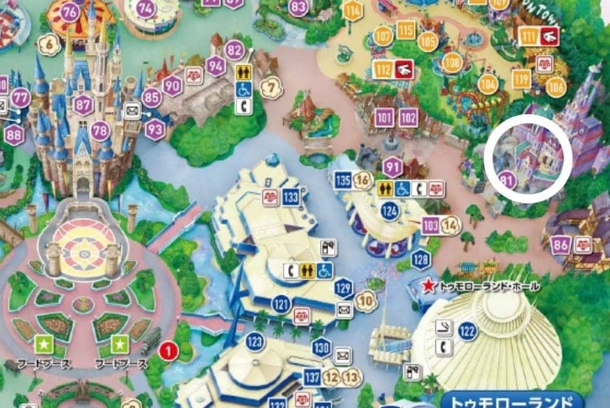 디즈니랜드 지도위에 동그라미가 그려져 있다.