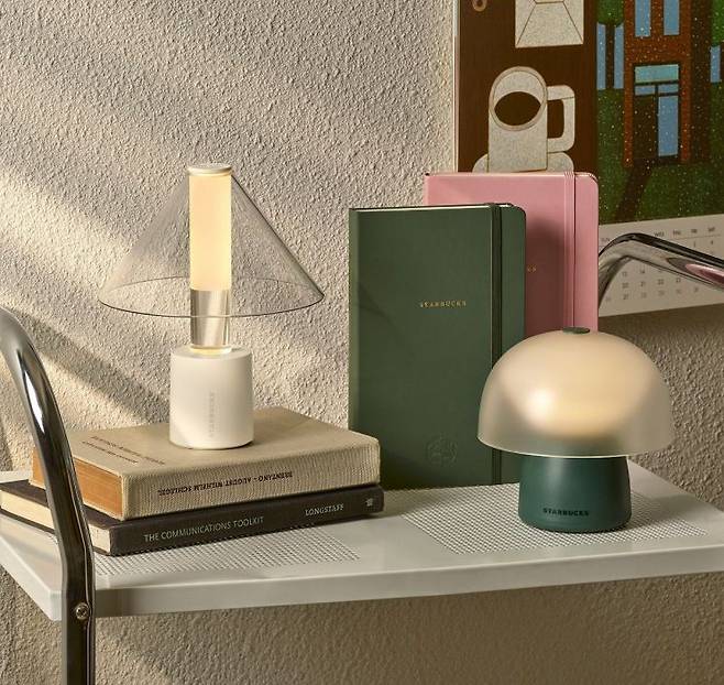 스타벅스 2024 겨울 e-프리퀀시 이벤트 굿즈인 포터블 램프와 다이어리, 캘린더. 스타벅스 제공