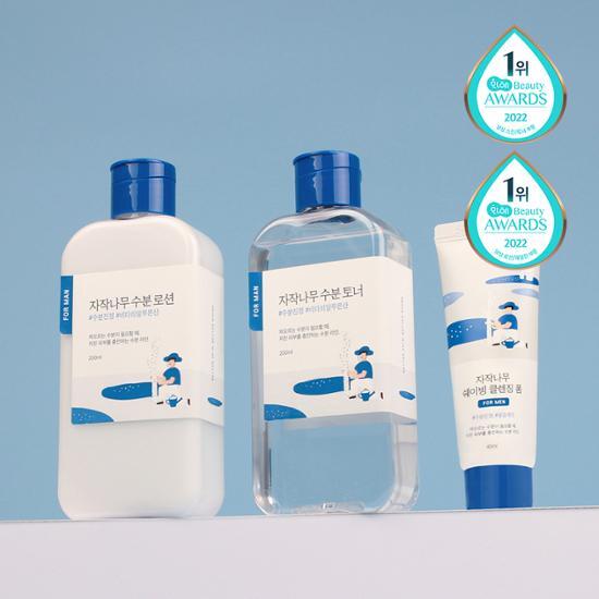 파랑과 하얀색으로 잘 어우러진 병에 들어있는 남성 화장품