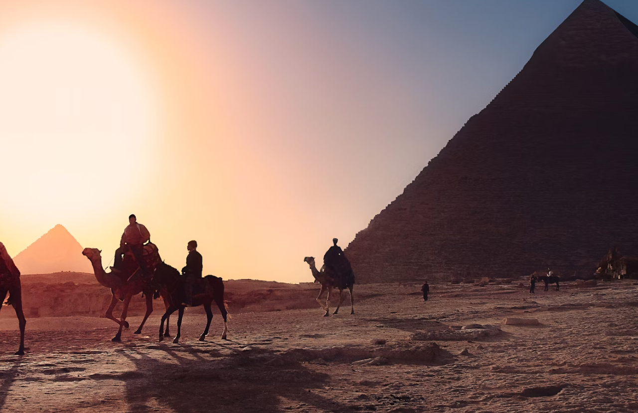 이집트 사람들 낙타타고 가는 모습