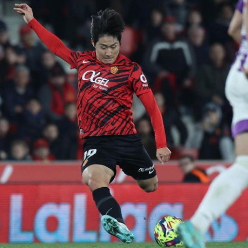 마요르카 유니폼을 입고 슛하고 있는 이강인 선수