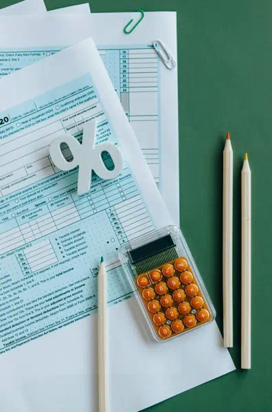 세금서류와 계산기, 그리고 연필들이 있다