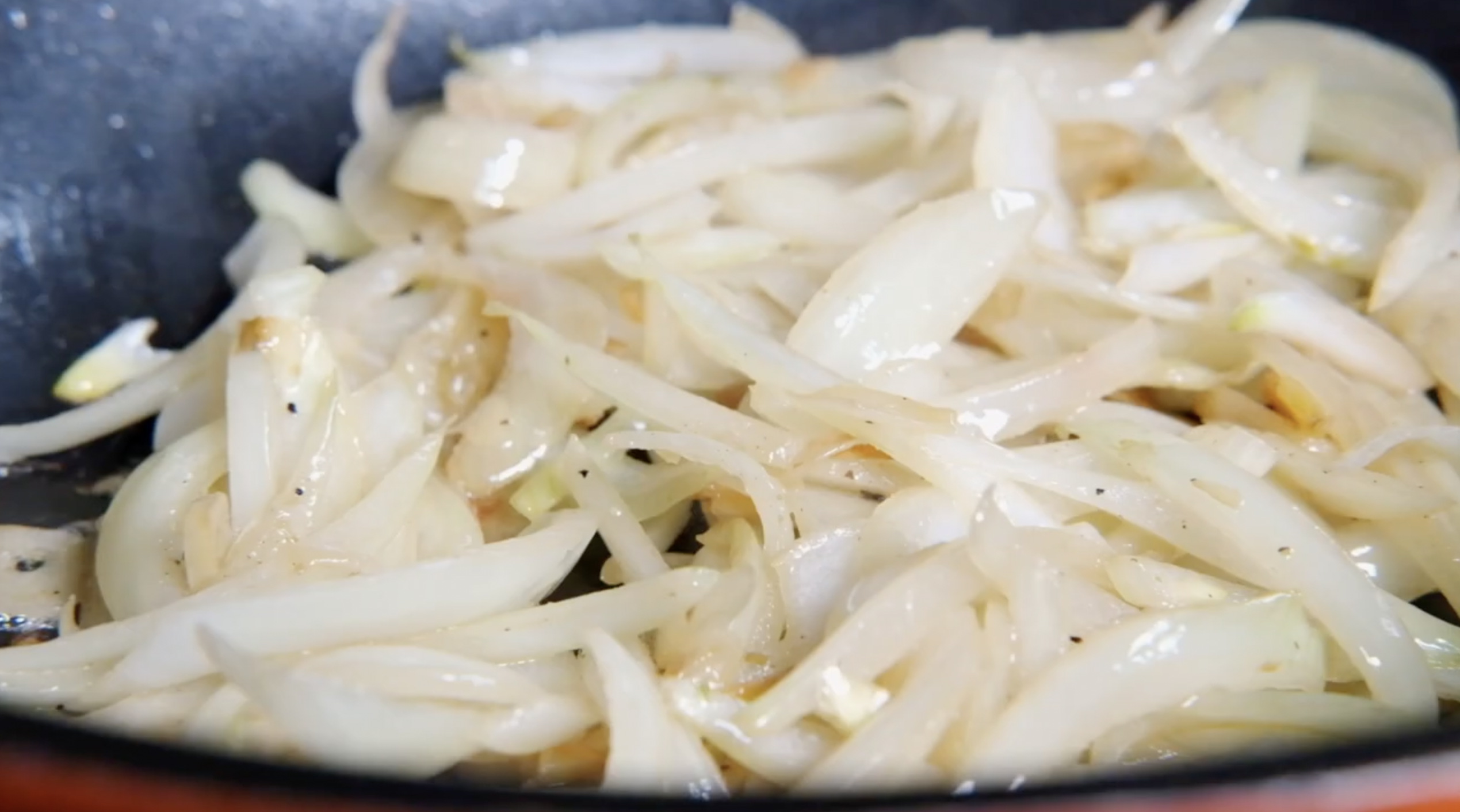 양파 넣고 볶아주다가 소금, 후추 한꼬집으로 간하기