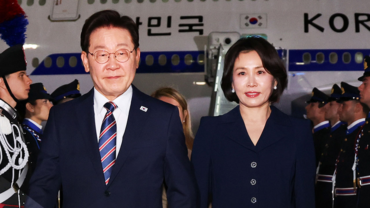 이재명 대통령이 유럽 순방의 두 번째 일정으로 이탈리아를 국빈 방문하며 본격적인 외교 행보에 나섰습니다. 이번 방문은 단순한 의전 차원을 넘어 경제 협력 확대&amp;#44; 첨단산업 교류&amp;#44; 교황청과의 한반도 평화 논의까지 포함된 중요한 외교 일정으로 평가받고 있습니다. 오늘은 이재명 대통령의 이탈리아 국빈 방문 주요 일정과 의미를 정리해보겠습니다. 이재명 대통령&amp;#44; 이탈리아 국빈 방문 시작 이재명 대통령은 10일(현지시간) 이탈리아 로마 피우미치노 국제공항에 도착하며 국빈 방문 일정을 시작했습니다. 이번 방문은 세르지오 마타렐라 대통령의 공식 초청으로 이뤄졌으며&amp;#44; 이탈리아 측은 레드카펫 환영 행사와 함께 군 의장대 도열 등 최고 수준의 국빈 예우를 제공했습니다. 마타렐라 대통령과 정상회담 이 대통령은 이탈리아 대통령궁에서 공식 환영식에 참석한 뒤 마타렐라 대통령과 정상회담을 가졌습니다. 양국 정상은 다음 분야의 협력 강화 방안을 논의했습니다. 경제 및 무역 협력 확대 첨단 제조업 협력 과학기술 공동 연구 문화 및 인적 교류 활성화 국제 안보 현안 협력 한국과 이탈리아는 이미 전략적 동반자 관계를 유지하고 있으며&amp;#44; 이번 정상회담을 통해 협력 수준을 한 단계 끌어올릴 것으로 기대되고 있습니다. 멜로니 총리와 세 번째 정상회담 이 대통령은 이어 조르자 멜로니 총리와 정상회담을 진행할 예정입니다. 이번 회담은: 2025년 유엔총회 2026년 멜로니 총리 방한 이후 세 번째 정상회담으로 알려졌습니다. 양국은 항공우주&amp;#44; 에너지&amp;#44; 바이오&amp;#44; 반도체 등 미래 산업 분야에서 실질적인 협력 방안을 논의할 예정입니다. 경제사절단과 비즈니스 라운드테이블 개최 이번 국빈 방문 기간 중에는 한-이탈리아 비즈니스 라운드테이블도 열립니다. 행사에는: 이재용 삼성전자 회장 최수연 네이버 대표 양국 주요 기업인들 이 참석할 예정입니다. 특히 반도체&amp;#44; 우주항공&amp;#44; 친환경 에너지&amp;#44; 바이오 산업을 중심으로 새로운 투자 기회와 협력 방안을 모색할 것으로 전망됩니다. 바티칸 방문과 교황 면담도 예정 이 대통령은 이탈리아 방문을 마친 뒤 바티칸을 방문할 예정입니다. 주요 일정은 다음과 같습니다. 평화와 연대를 위한 특별 미사 참석 레오 14세 교황 면담 교황청 국무원장 면담 대통령실은 한반도 평화 정착을 위한 국제사회의 관심과 지지를 요청할 계획이라고 밝혔습니다. 이번 국빈 방문의 의미는? 이번 이탈리아 국빈 방문은 단순한 외교 행사 이상의 의미를 지니고 있습니다. 특히: 유럽 외교 네트워크 확대 첨단산업 협력 강화 대유럽 경제 외교 강화 한반도 평화 외교 추진 등 실질적인 성과 창출 여부에 관심이 쏠리고 있습니다. 대통령실은 이탈리아를 &amp;quot;국익 중심 실용 외교를 유럽으로 확장하는 핵심 파트너&amp;quot;라고 설명했습니다. 마무리 이재명 대통령의 이탈리아 국빈 방문은 경제&middot;외교&middot;문화&middot;안보 분야를 아우르는 종합 외교 일정으로 평가받고 있습니다. 특히 한-이탈리아 정상회담과 경제인 간 교류&amp;#44; 교황청 방문을 통해 어떤 구체적인 성과가 도출될지 주목되고 있습니다. 향후 유럽 순방 일정과 함께 G7 정상회의를 앞둔 이 대통령의 외교 행보에도 관심이 집중되고 있습니다. SEO 키워드 이재명 이탈리아 국빈 방문&amp;#44; 이재명 대통령 이탈리아&amp;#44; 한이탈리아 정상회담&amp;#44; 이재명 멜로니 회담&amp;#44; 마타렐라 대통령&amp;#44; 이재용 이탈리아 방문&amp;#44; 교황 면담&amp;#44; 유럽 순방&amp;#44; G7 정상회의&amp;#44; 한이탈리아 경제협력