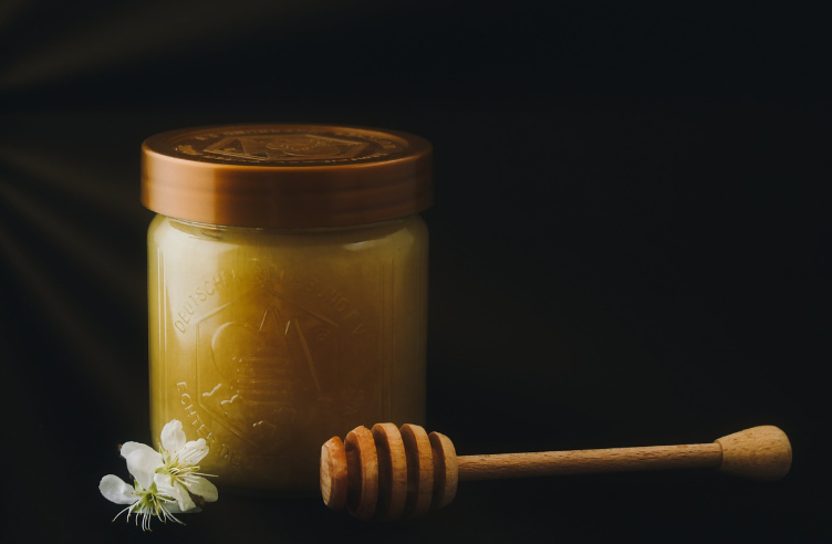 프로폴리스가 함유된 벌꿀이 탁자에 놓여있다