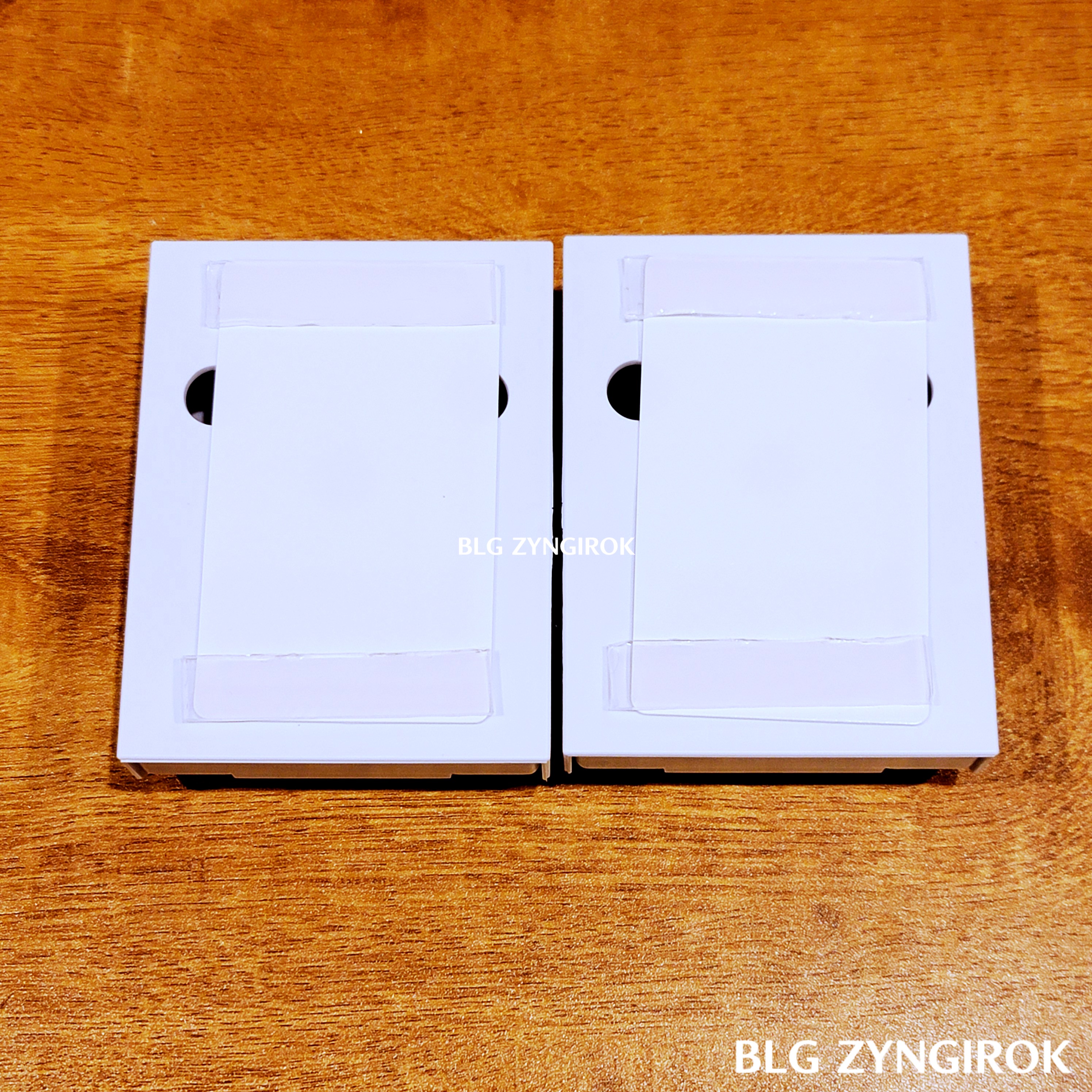 몬스터겔을-부착한-서랍-두개가-나무-테이블-위이-놓여있다.