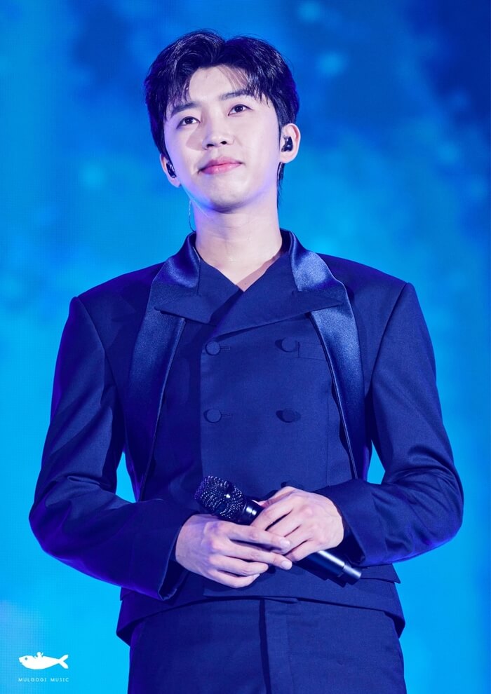 마이크를-들고-옅은-미소를-짓고있는-임영웅