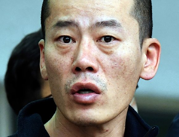 2019년 4월 17일 경남 진주시 한 아파트에서 방화 및 흉기난동 사건을 벌인 안인득(42)씨가 19일 오후 치료를 받기 위해 진주경찰서 유치장에서 나와 병원으로 이동하고 있다. 경남지방경찰청은 18일 신상공개심의위원회를 열고 안 씨의 이름&middot;나이&middot; 얼굴 등을 공개하기로 결정했다. [사진=뉴시스]