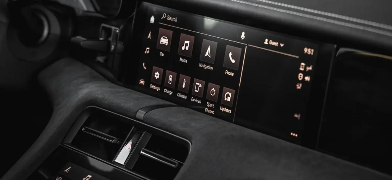 2024-포르쉐-타이칸-GTS의-가운데-디스플레이로-여러-앱들의-기능들-선택이-가능한-모습