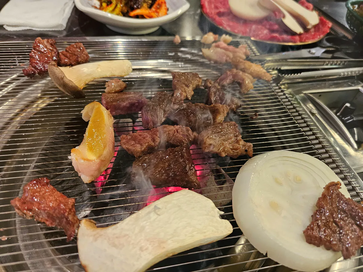 경기도-안양-평촌-맛집-고기집-벽돌집-고기-굽기-숯불