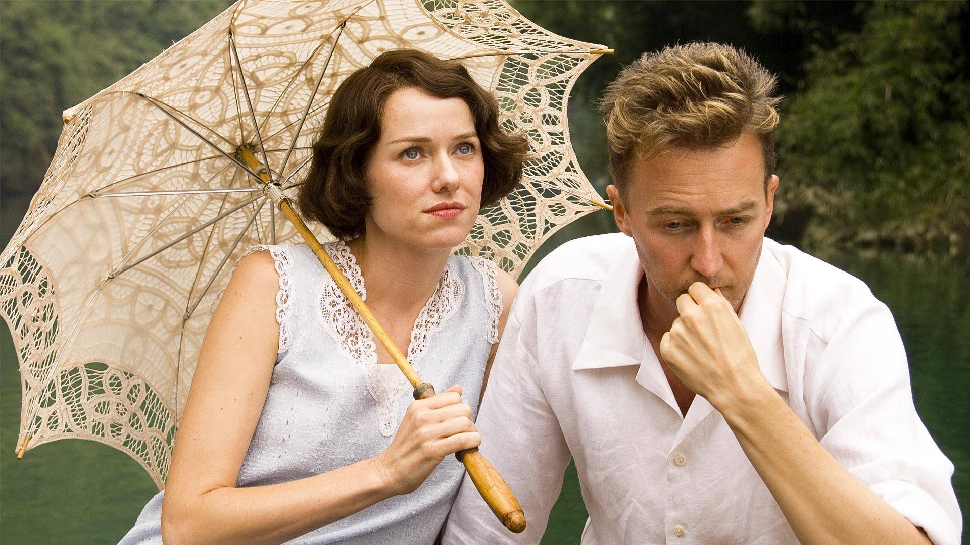 영화 페인티드 베일에서 키티와 월터가 중국 시골에서 대화를 나누는 장면