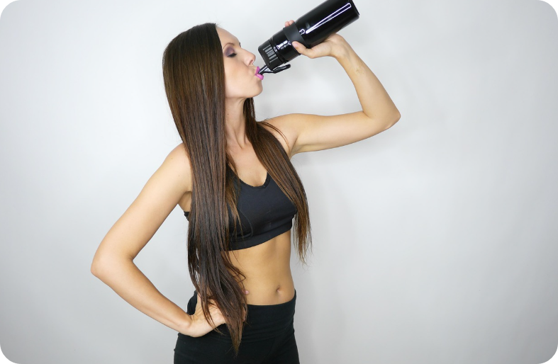 장건강을 위해 보충제 마시는 모습