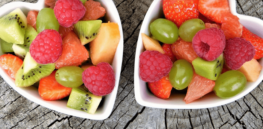 두개의 그릇에 담겨 있는 다듬어져 있는 과일들