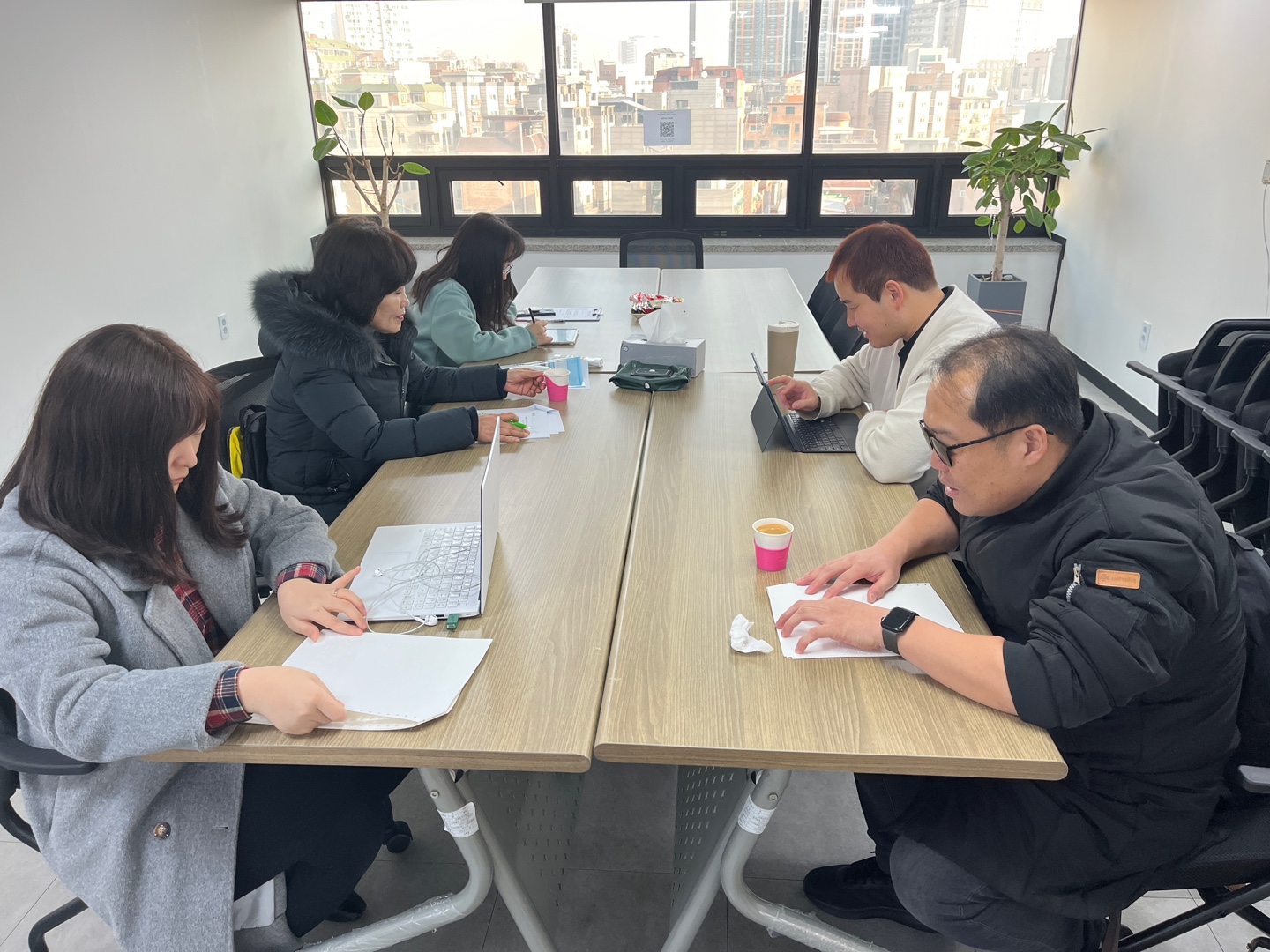 이미지설명: 장애인활동지원사업 1차 운영위원회를 시작하는 위원장님의 모습