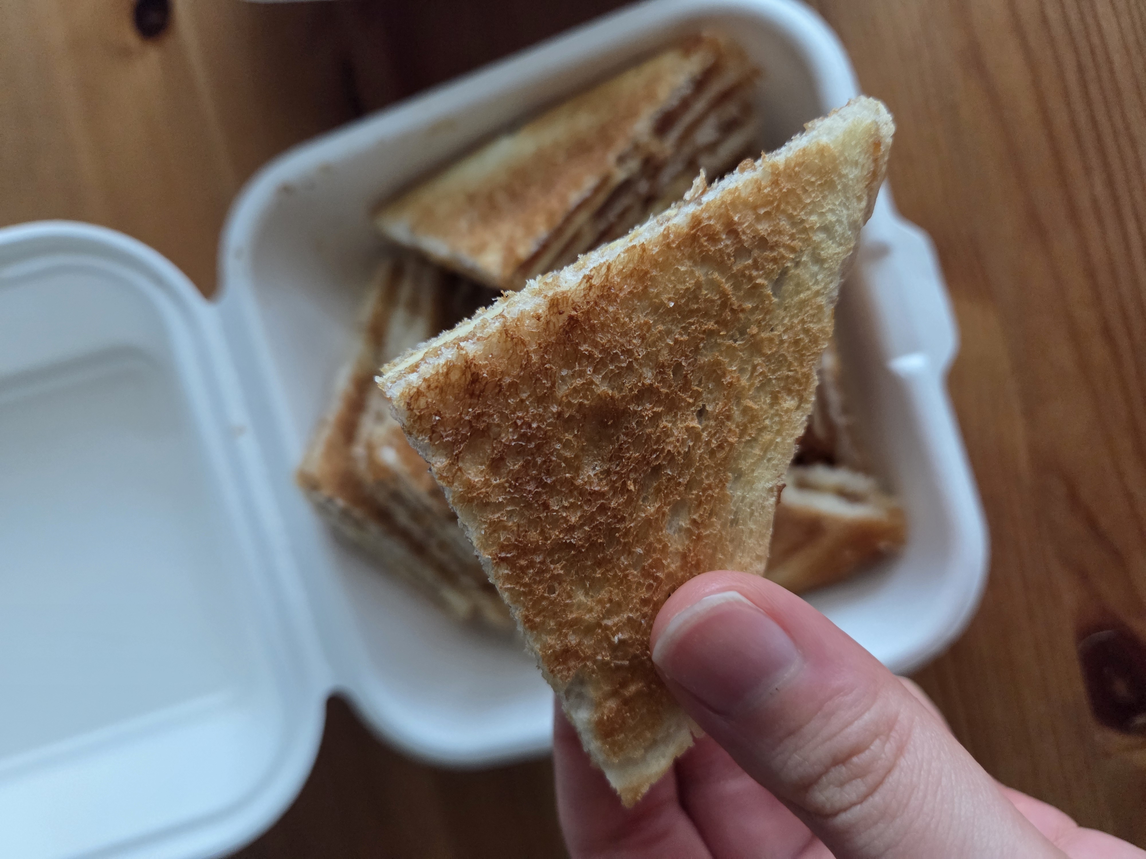 카야토스트 단면 클로즈업, 카야잼과 버터가 층층이 발라져 있는 모습