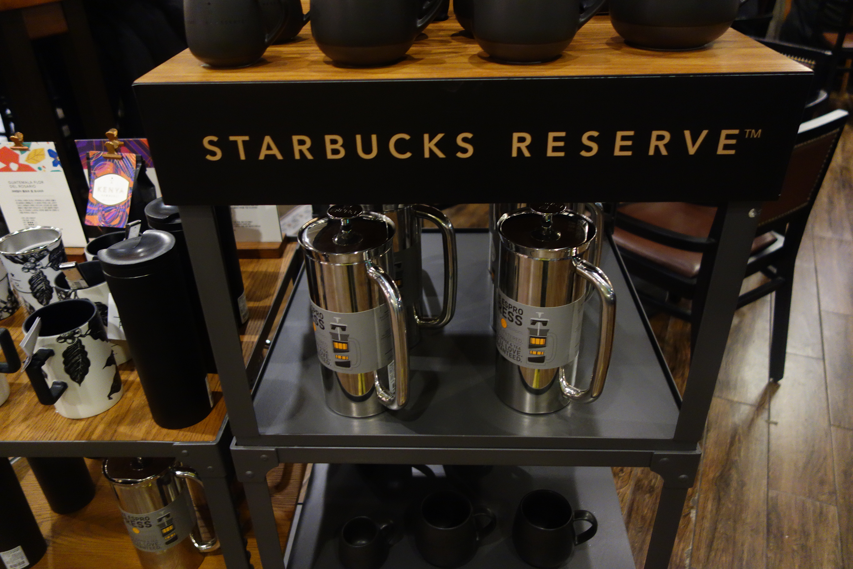 스타벅스 매장 내 머그컵과 텀블러 MD 진열