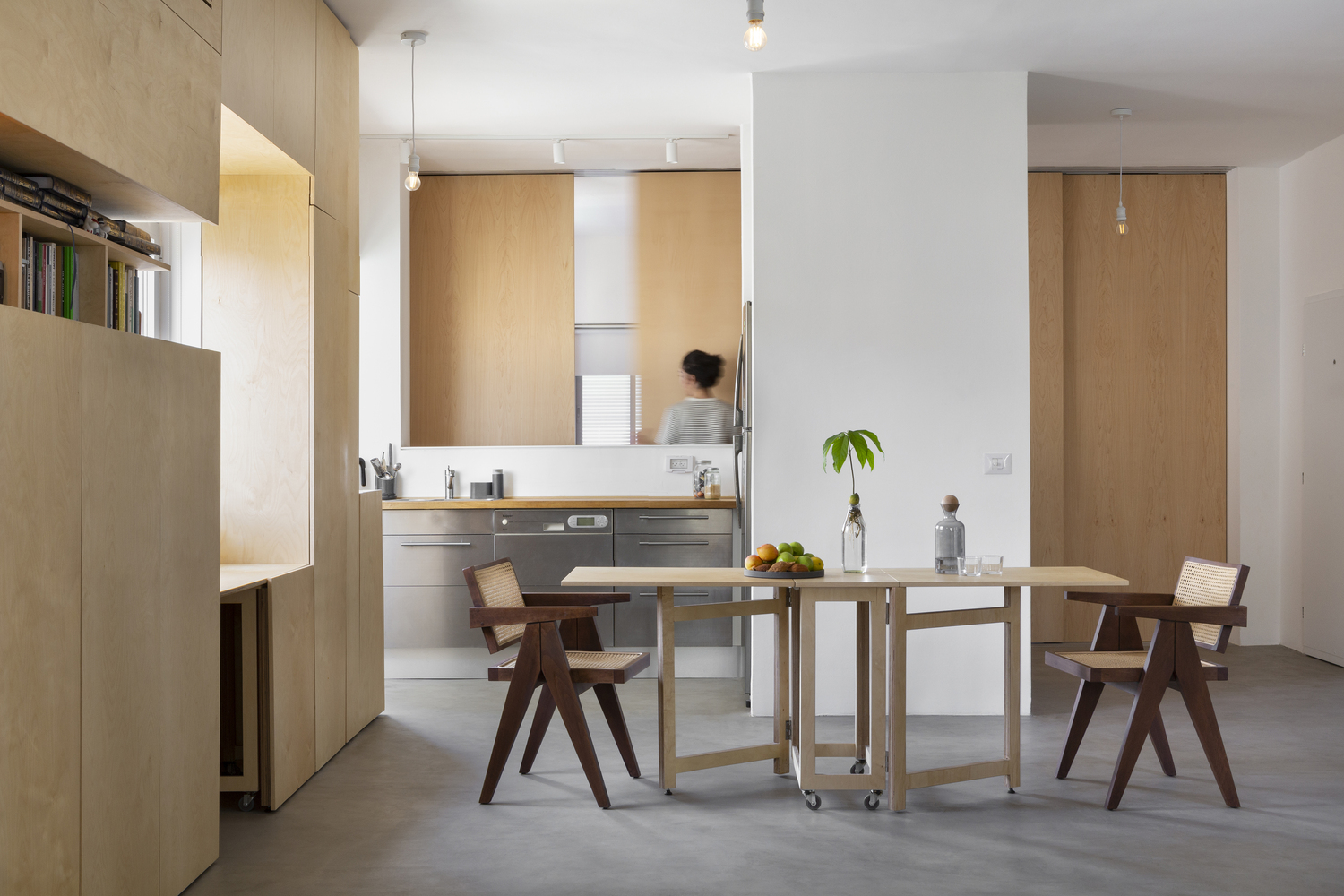 테이블이-펼쳐져-있는-부엌