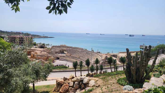 바르셀로나에서 알코세브레로 가던 중 우연히 들른 타라고나의 로마 원형 경기장과 바다 풍경, 이 도시가 인간 탑 쌓기 축제가 열리는 곳이란 것을 나중에 알게 되었다.