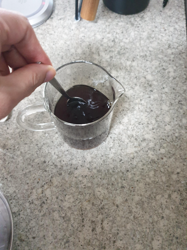 커피가 든 서버를 스푼으로 젓고 있다.