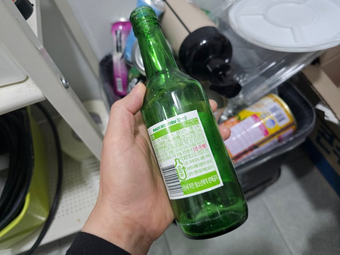 손에-들려있는-공병