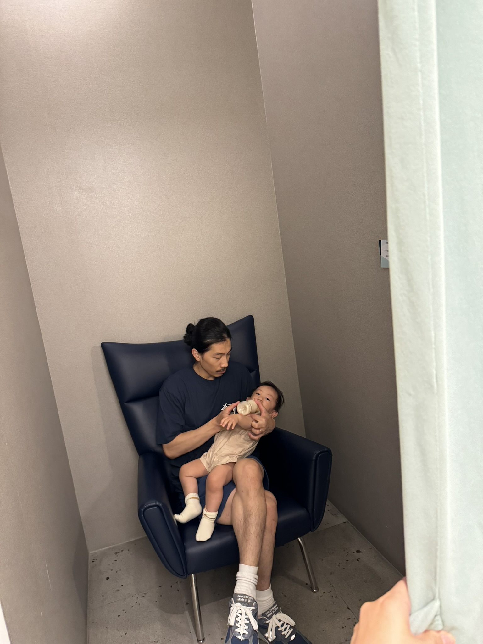 분유 먹는 아기