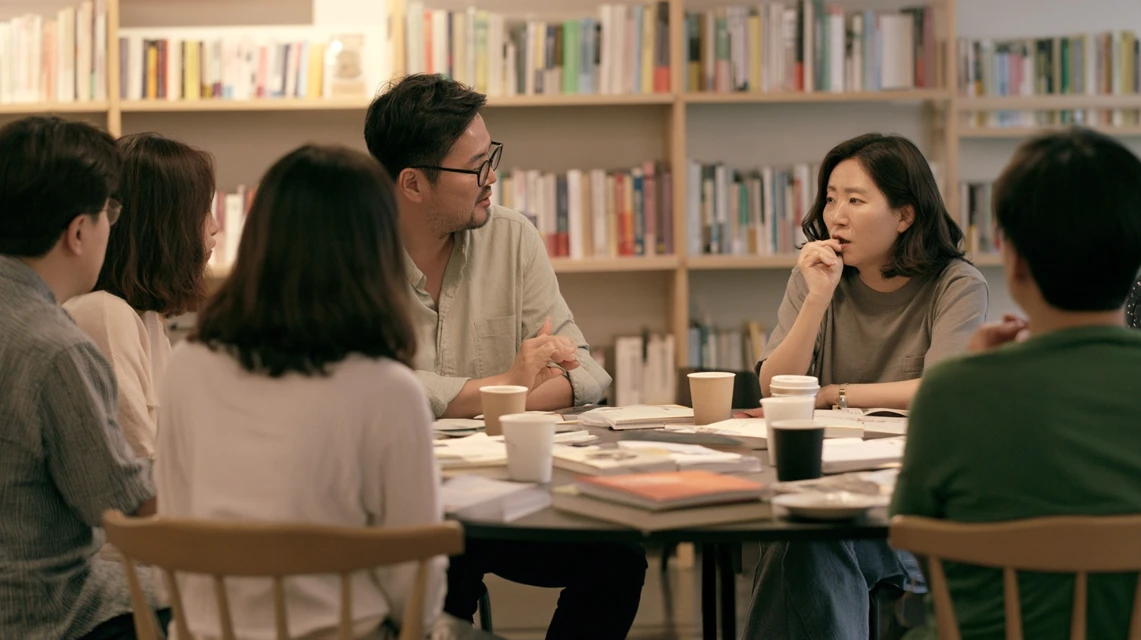온라인과 오프라인 독서 모임 중 고민하는 모습