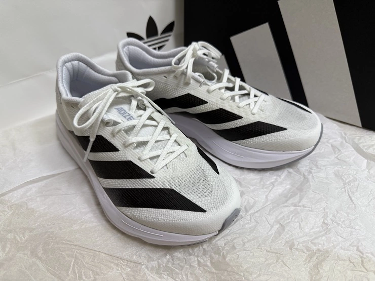 볼드한 삼선이 매력적인 아디제로 SL2