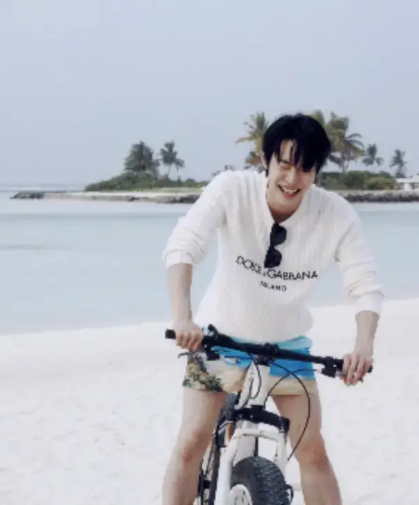 가수-도영-사진