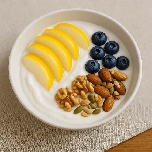 참외와 블루베리,견과류가 들어간 요거트볼