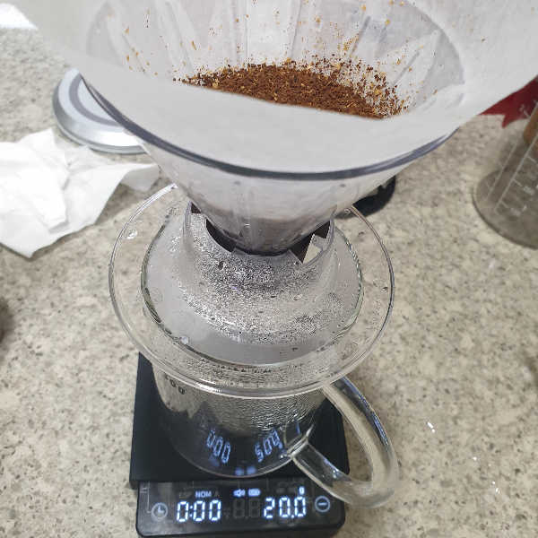 다이소 드리퍼: 추출 속도 조절 가능한 드리퍼 리뷰 및 레시피_원두 담기