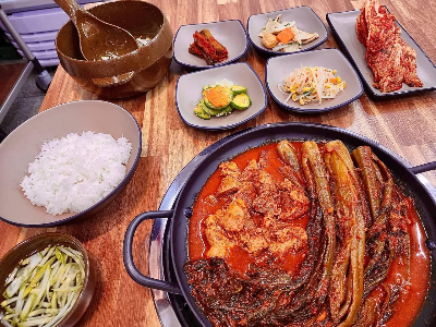 갓돈찌개 밥상