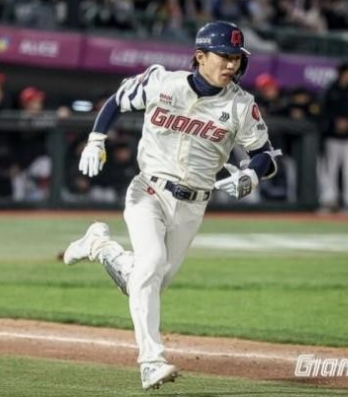  롯데 자이언츠 내야수 전민재 주루 장면