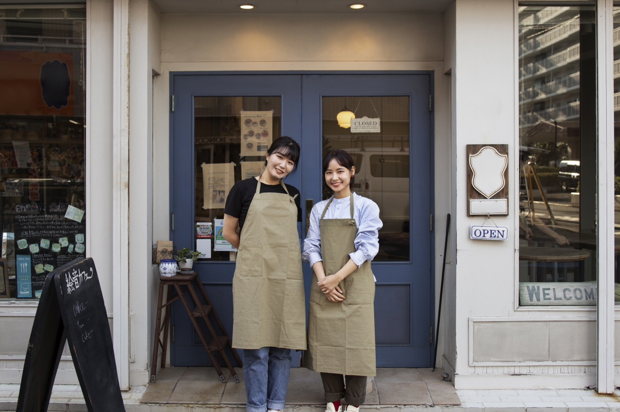 가게 앞에 서 있는 두 여성의 모습