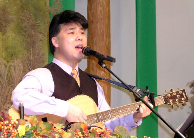 교회에서 목회자로 활동 중인 가수 김종찬 목사