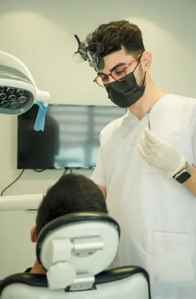 안과 의사가 환자를 돌보는 모습