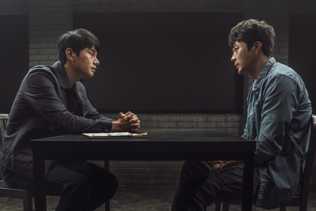 영화 히트맨 죽은 줄 알았던 준에게 배신감을 느끼는 철이